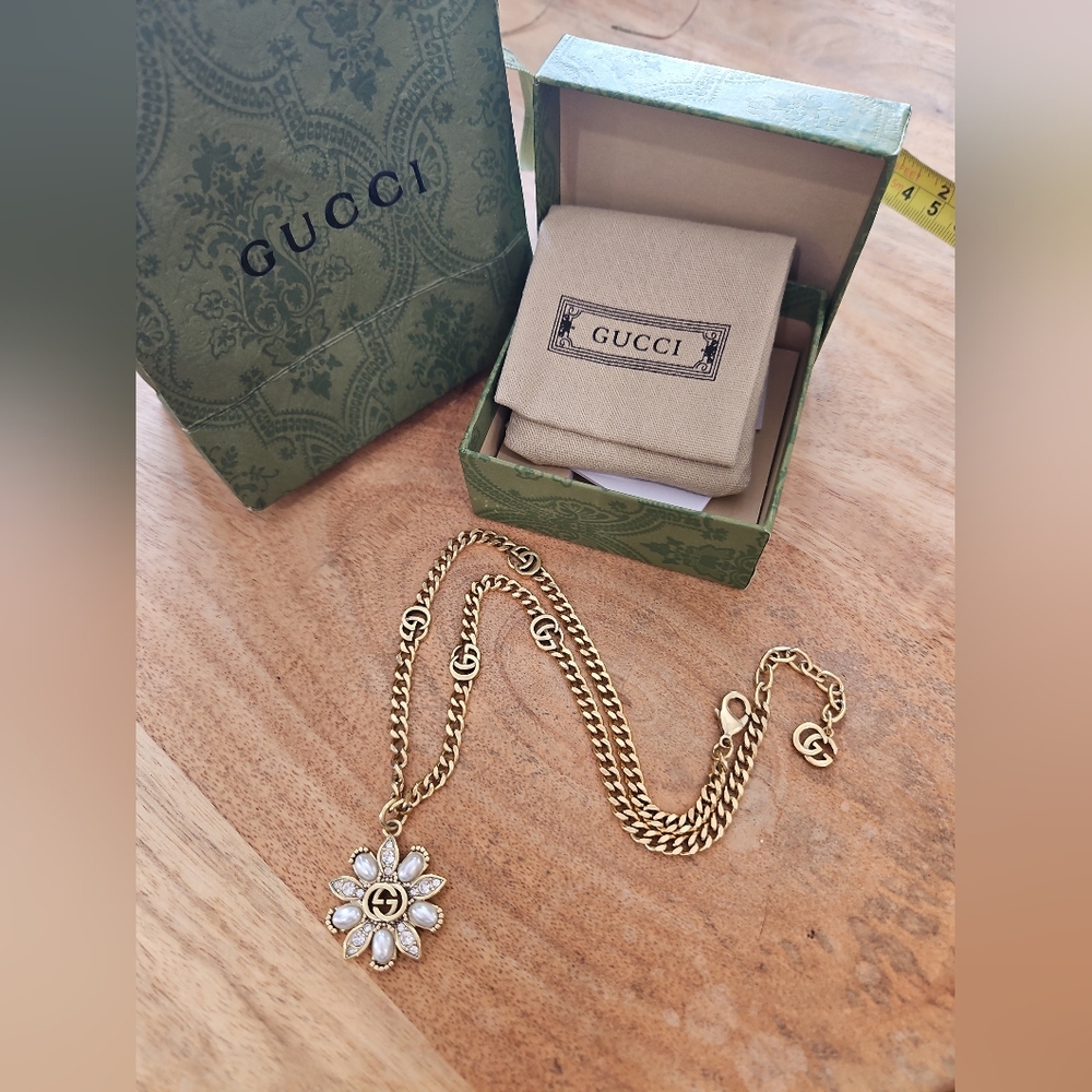 Gucci Gold Necklace with Floral Pendant - Picture 12 of 12